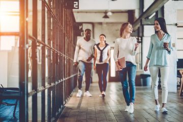 HBO studenten lopen bij een erkend stagebedrijf over de gang