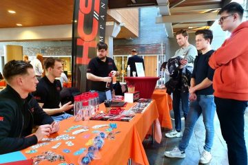 Studenten tijdens stagemarkt hbo Informatica Inholland Haarlem