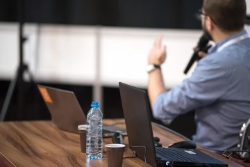 Docent in collegezaal aan het spreken - Stichting ELBHO